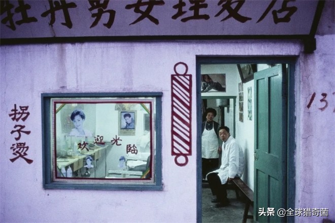 这是上世纪90年代的理发店, 在当时已经属于非常洋气的地方了, 想不想