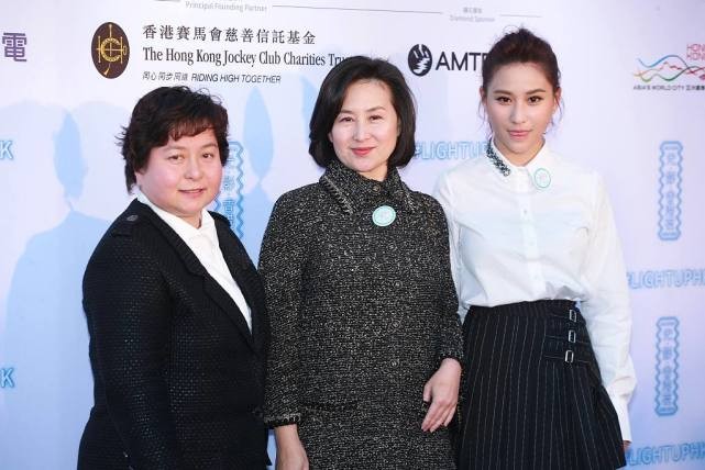 "赌王"女儿何超琼何超莲,二人相差29岁,穿着得体各有各的美