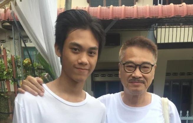 而吴孟达对自己的儿子也是相当的宝贝,不工作的时候时常陪在左右,毕竟