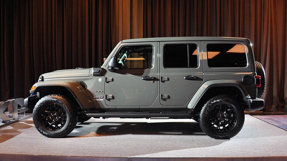 插混版jeep牧马人4xe上市了,推出两款车型,售53.49-61.49万元