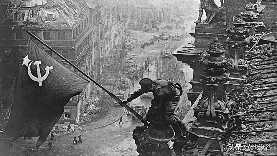 被东德包围的西柏林，怎样与西德联系？