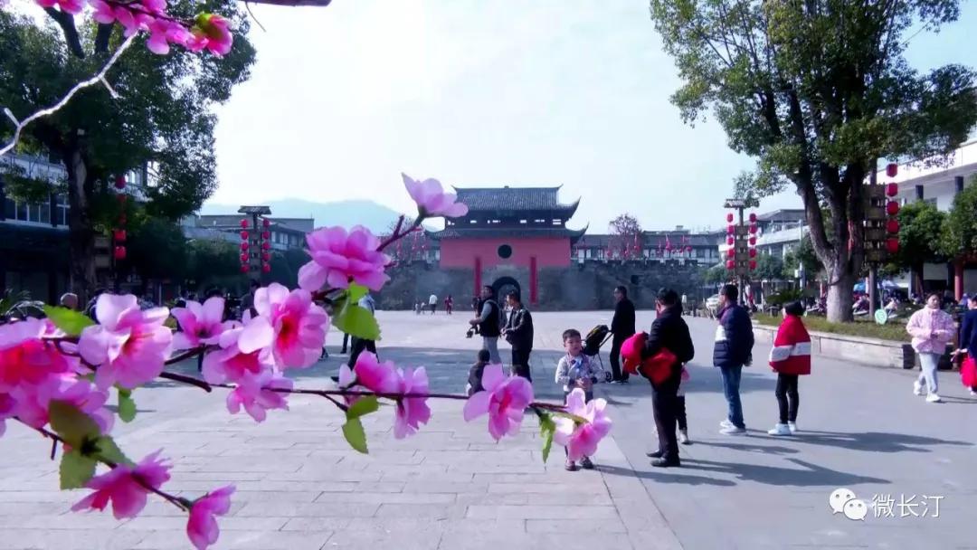 【长汀市民 涂小松:为了丰富市民的文化生活,增添节日的喜庆气氛