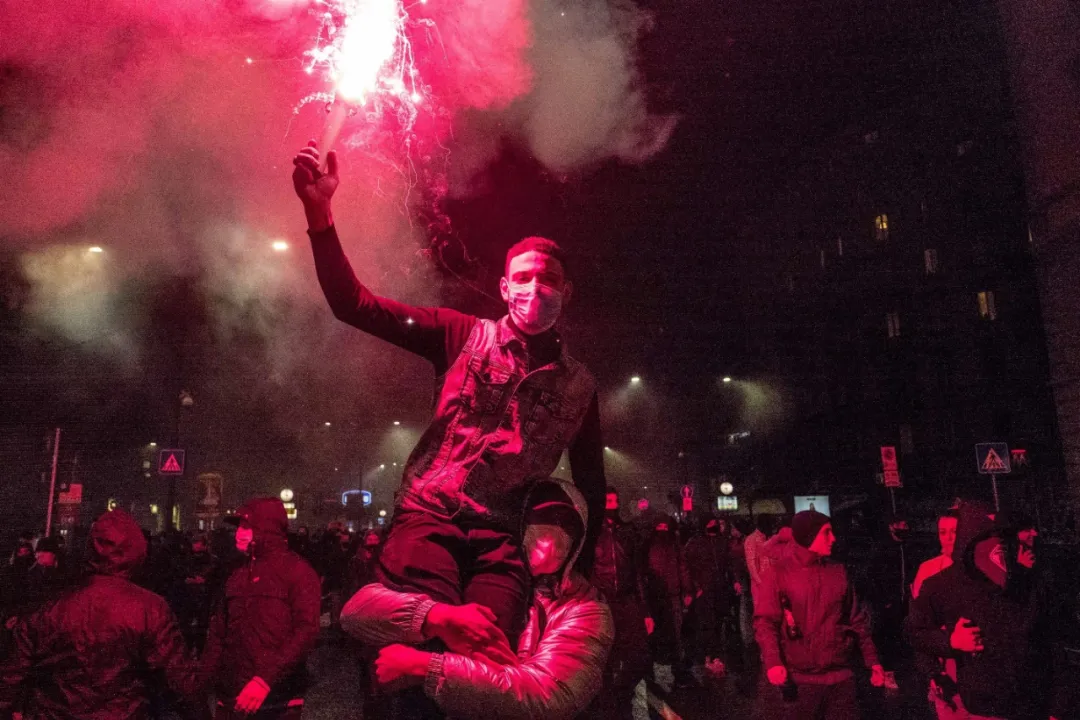 疫情第二波来袭!意大利二次封城 万人上街打砸抢