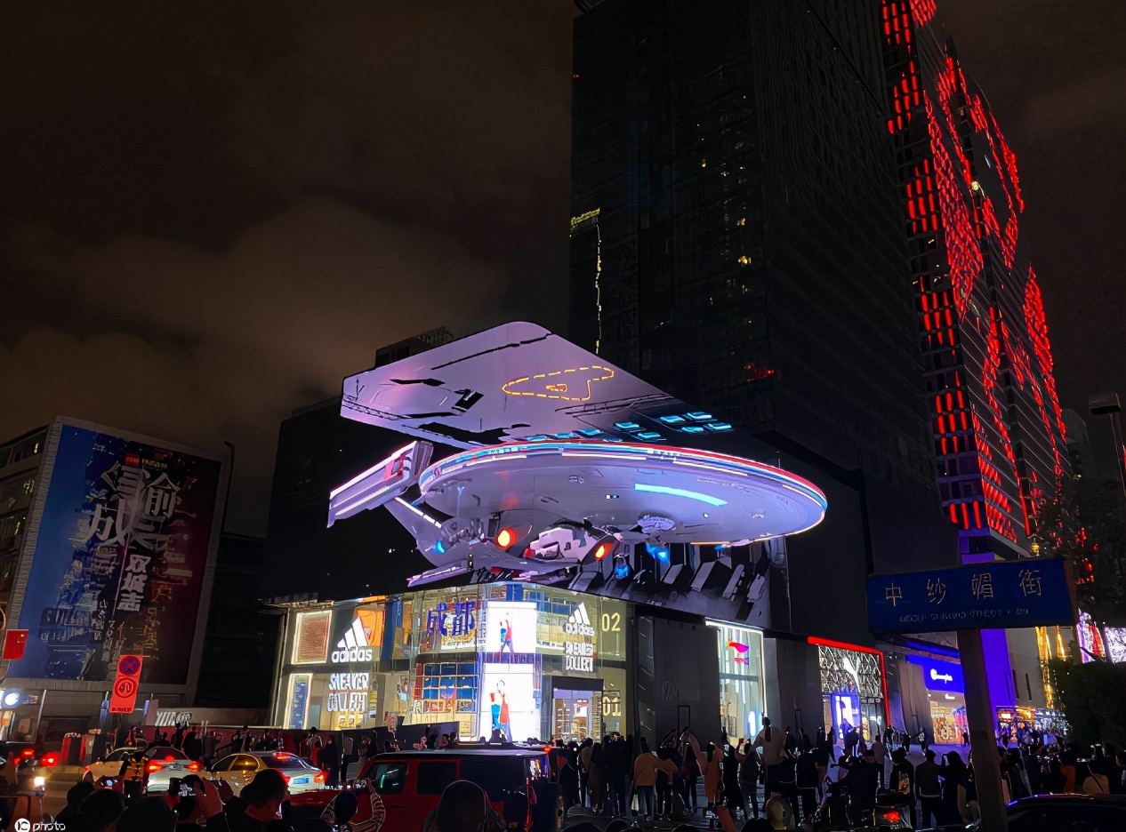 梦幻广告登陆太古里裸眼3D大屏，骨灰级玩家领取结婚15周年奖励