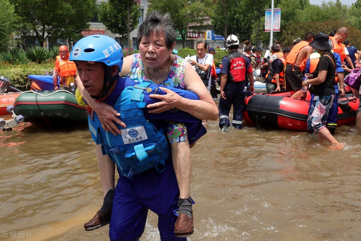 澳门市民河南暴雨水灾展现出的中国精神这就是令众多西方国家至今无法