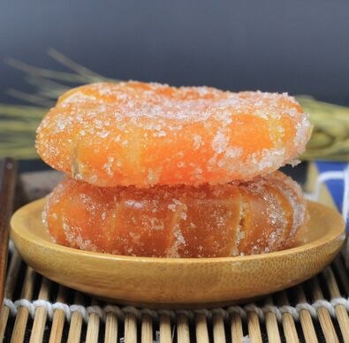 桔饼又名橘饼，在许多地方称其为桔饼，是一种颇具特色的食品