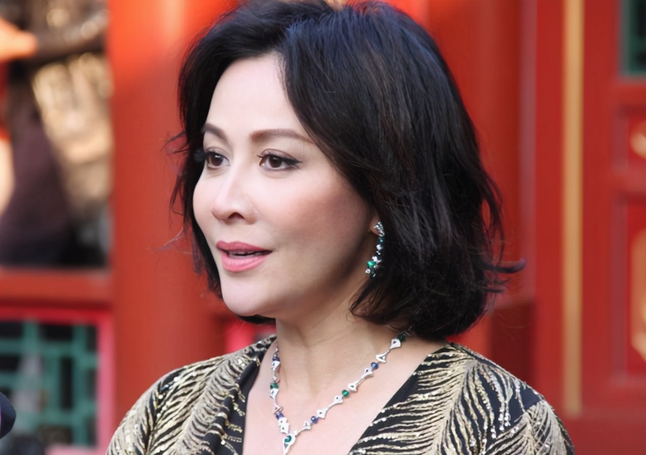 刘嘉玲拿500万古董插花网友花瓶难道不是用来插花的吗