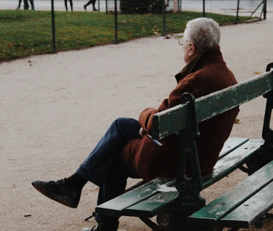 活得小心翼翼，“爸！你什么时候变得这么窝囊了？”