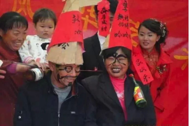 “婚礼当天被扒光、关铁笼、扔鸡蛋”