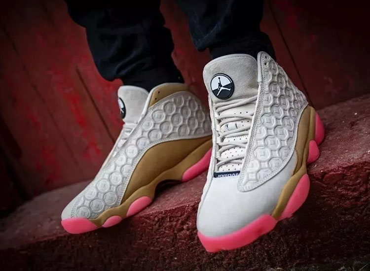 aj13作为一代性能与颜值兼顾的球鞋,脚感非常舒适,适合运动和压马路