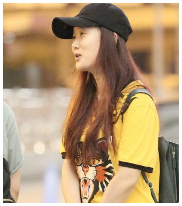 杨魏玲花玲花近照大变样素颜被指像大妈女儿穿印花裙走路呆萌好可爱