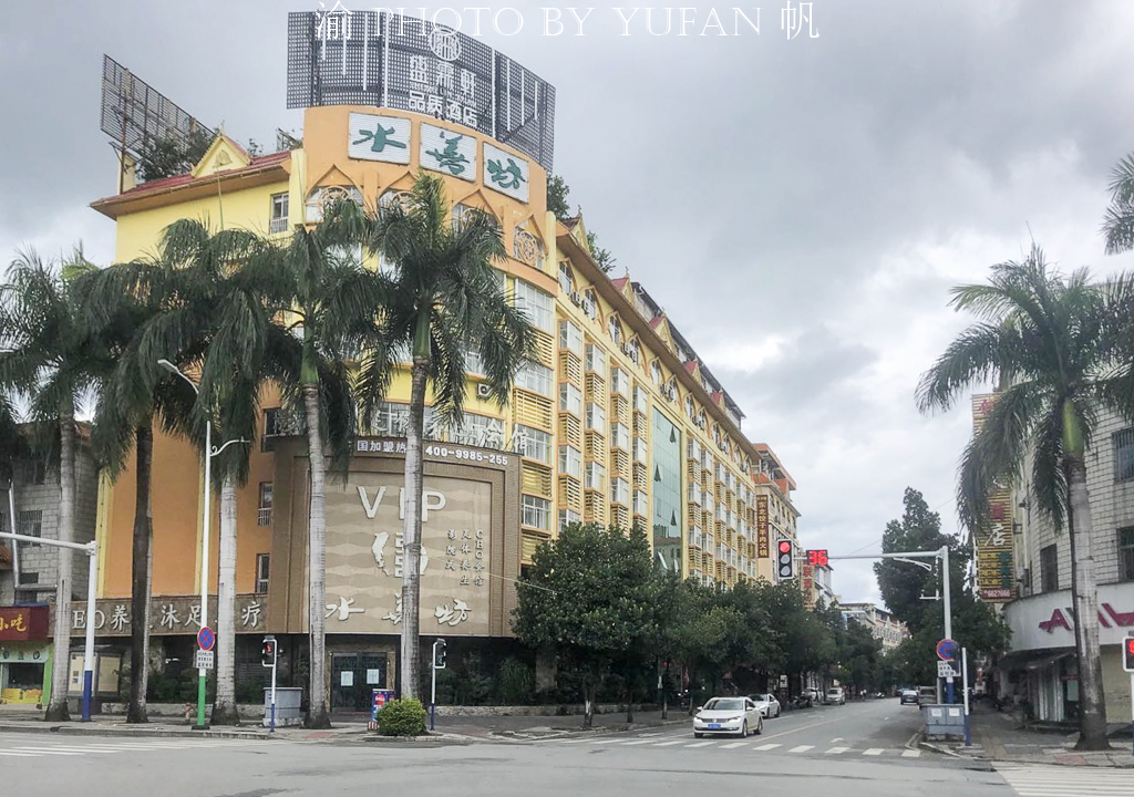 云南瑞丽封城第四天被封城中的重庆小伙实拍街景十街九空