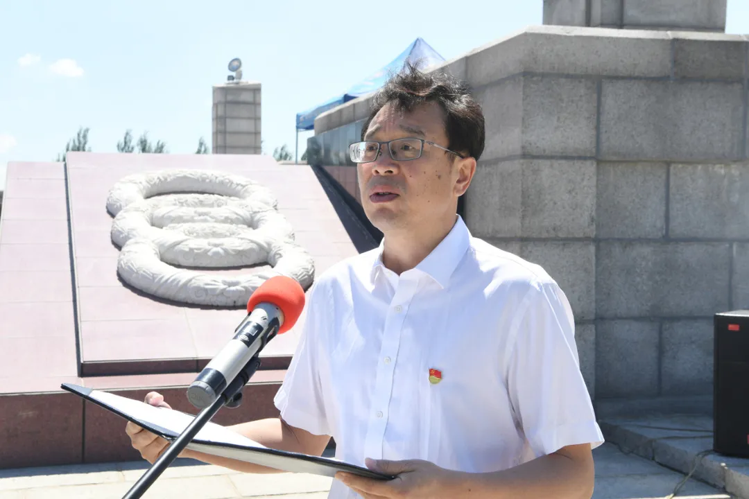 驻厅纪检监察组组长张铁峰主持仪式