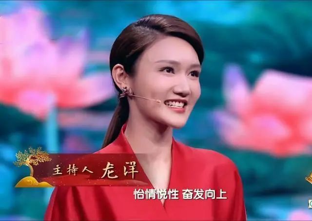 反应快又喜庆,在财经节目中她有了一个子节目《龙洋早间秀,可以说