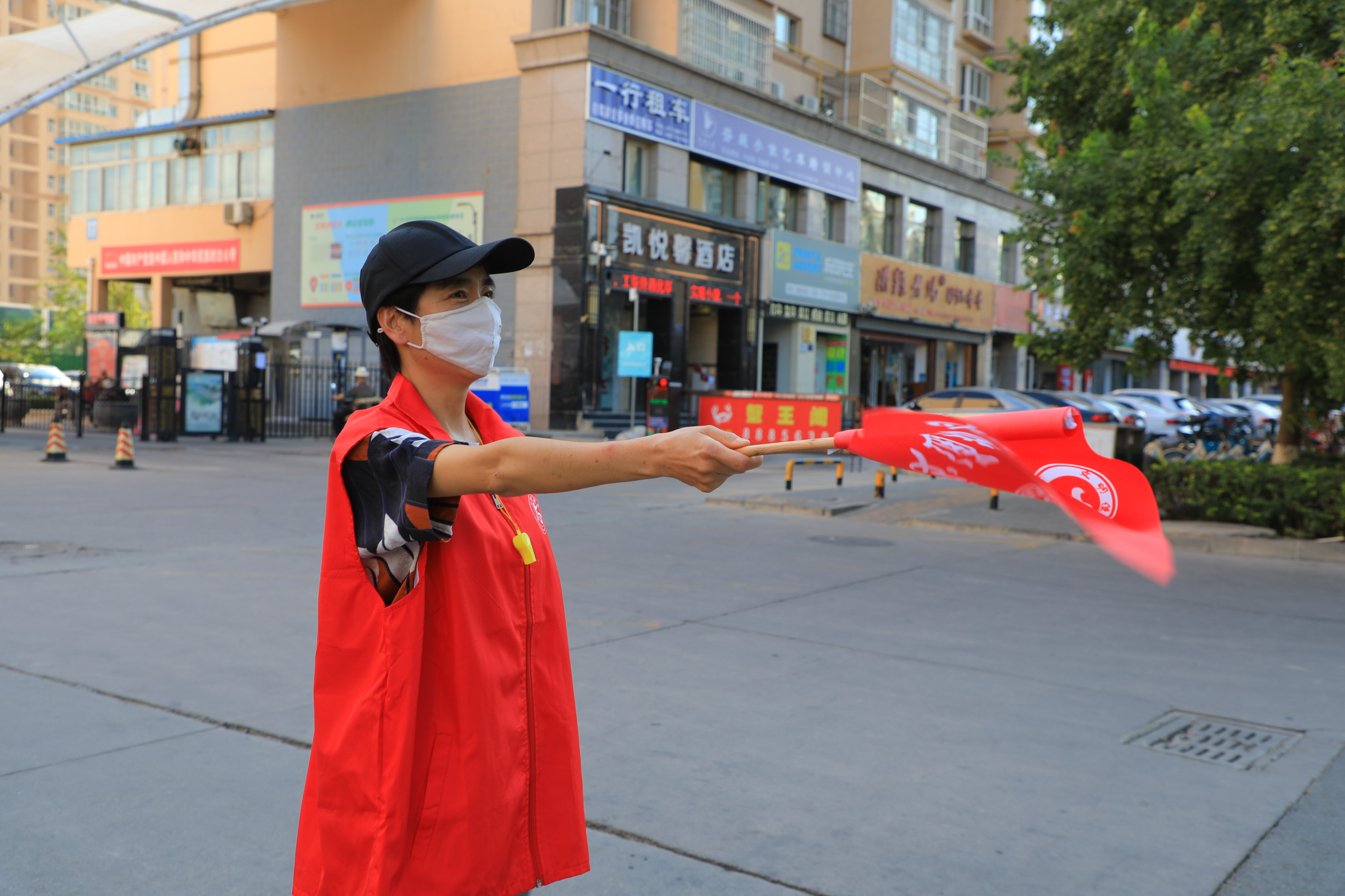 文明实践志愿安宁志愿服务一抹红助力巩固文明城