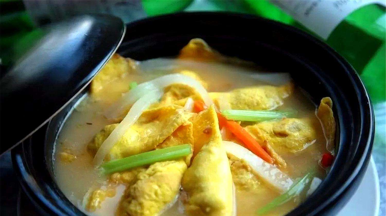 冬天来一锅三鲜菌菇蛋饺煲汤这样做汤浓味鲜秋冬暖胃首选