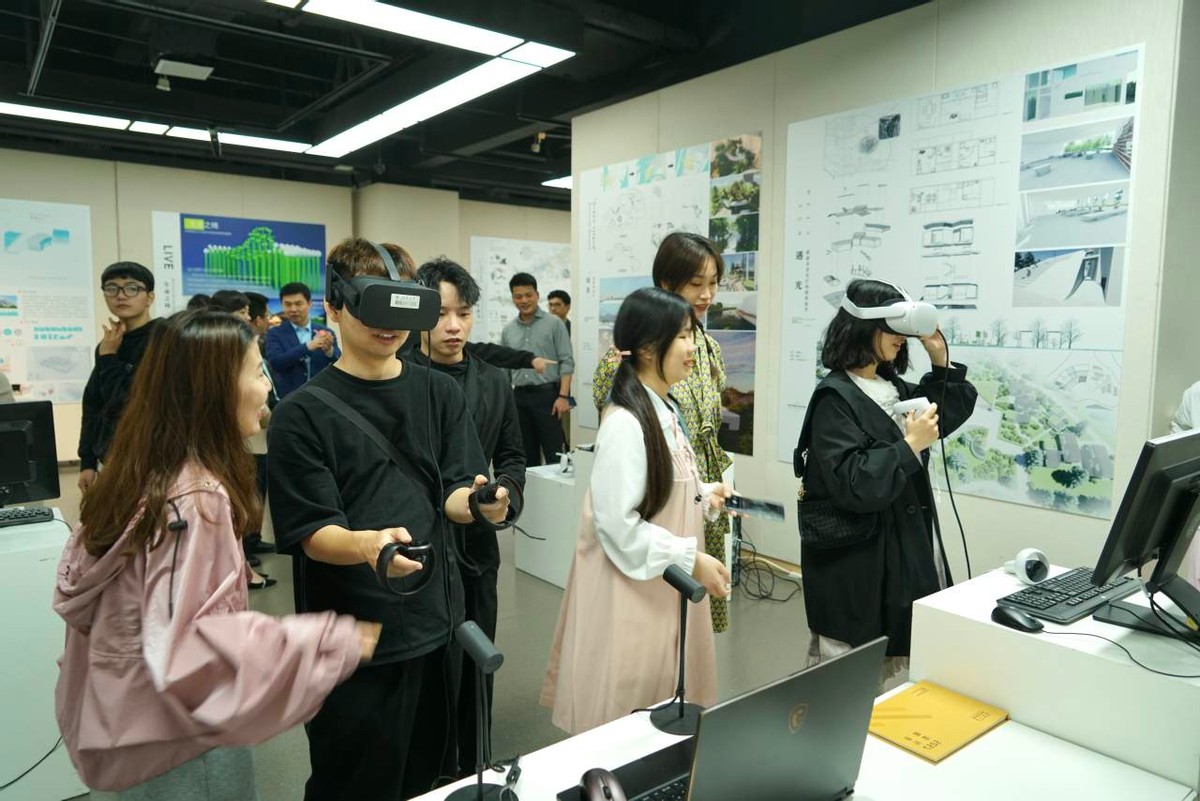 丹心筑梦 华彩绘志——亚洲无码
美术设计学院举办2021届毕业作品展