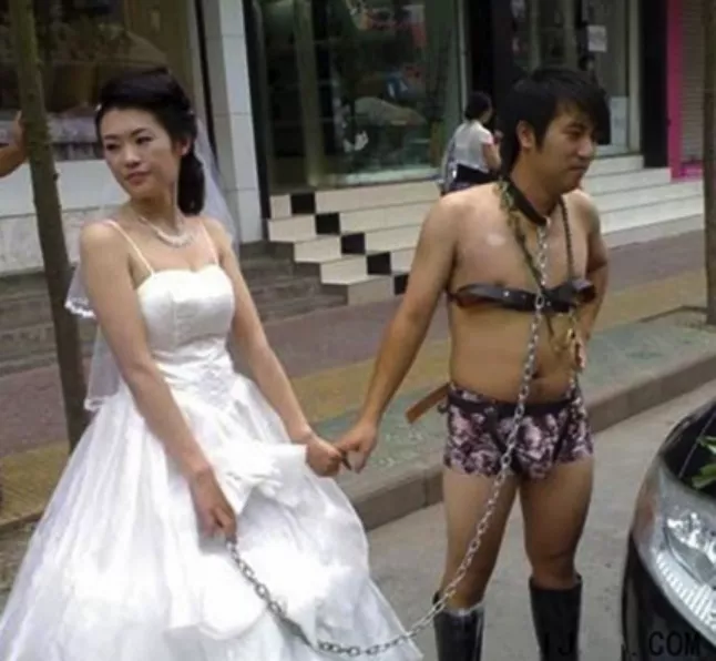 “婚礼当天被扒光、关铁笼、扔鸡蛋”