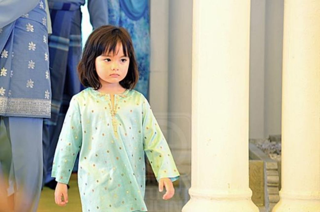 9岁公主萌翻全球！奶凶高冷，连英王子都不睬