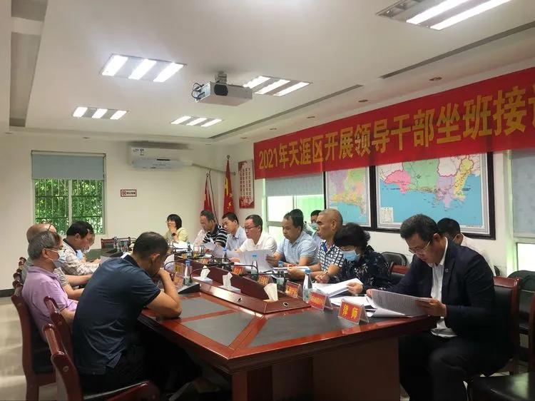 三亚市天涯区委副书记,区长黄兴武接待信访群众