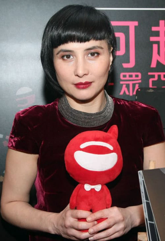 何超仪个人资料她澳门赌王最艳美女儿曾获金像奖女配角如今45岁气场不