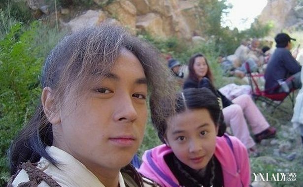 被称为"90后偶像"的杨丽晓与著名童星释小龙有过合作,还曾被拍一起