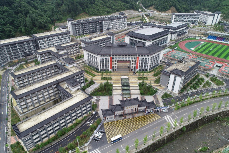 “豪华中学”警示慷慨办教育也可能走歪