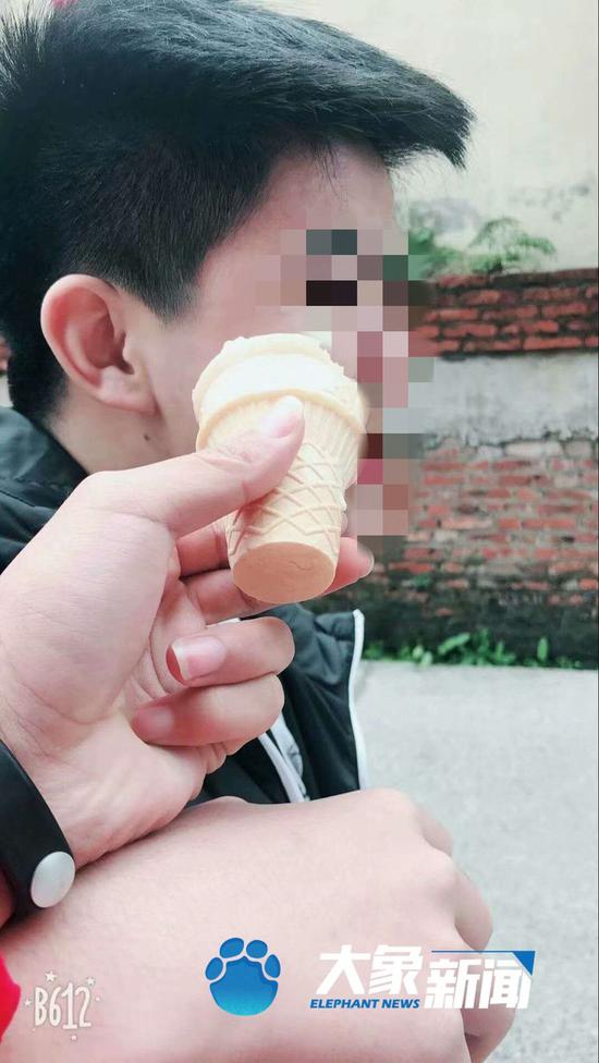 17岁少年的死亡追问：看守所内昏倒为何继续擦地板？