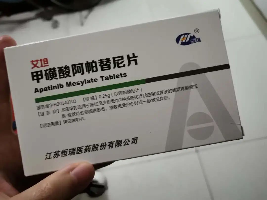 用散装卫生巾的少女