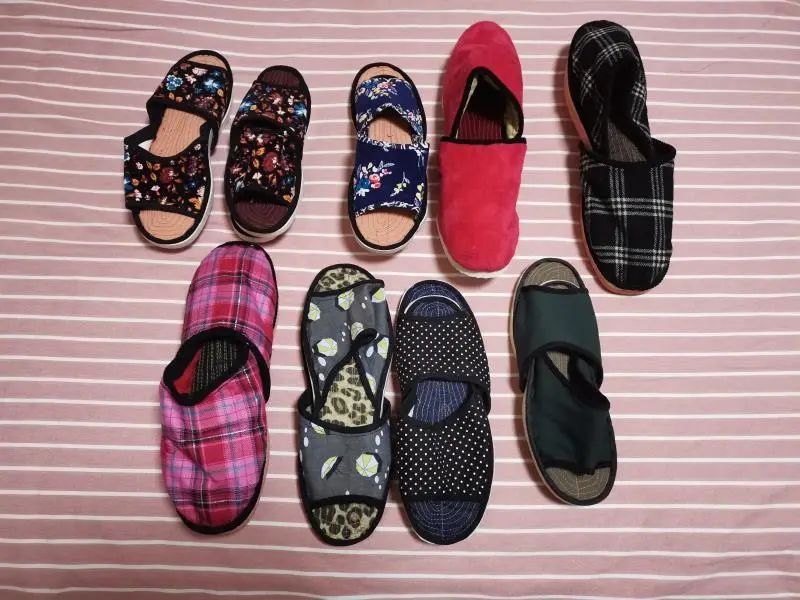 用散装卫生巾的少女