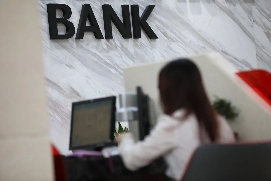 那些逃离银行的年轻人