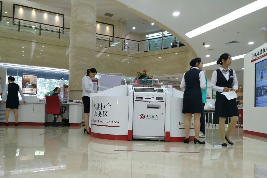 那些逃离银行的年轻人