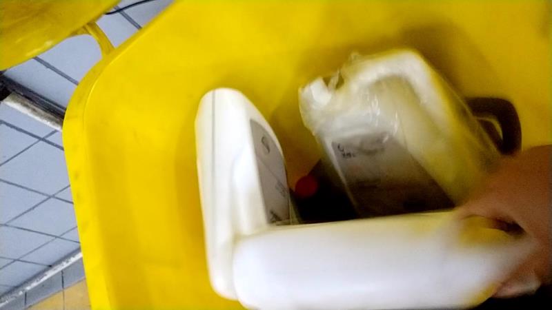 暗访4S店：砸坏好零件定损再修 截留油液回收再卖