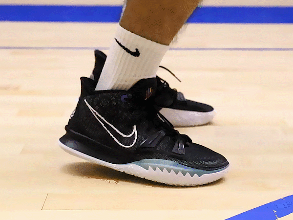 kyrie 系列的"传统艺能"——大底纹路上翻能让欧文以及上脚 kyrie 7