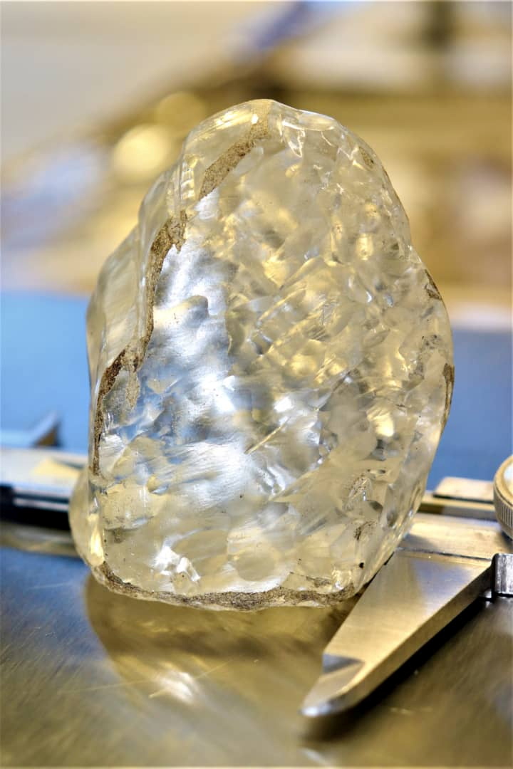 1098克拉世界第三大钻石被发现非洲采出1098克拉巨钻原石