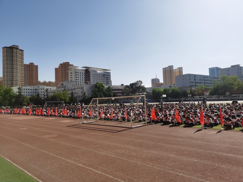 此次讲座, 3000余名临夏市一中师生用心聆听,台上台下频繁互动,讲座