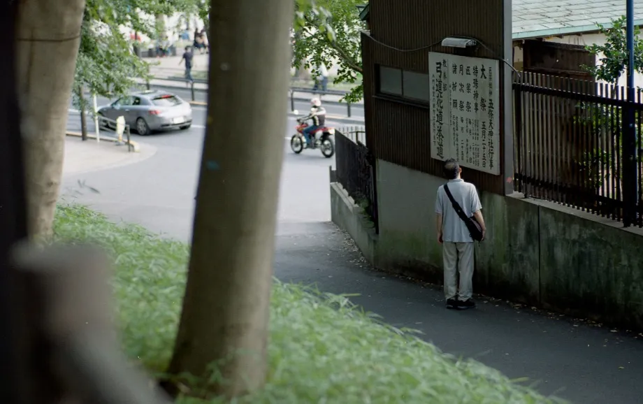 活得小心翼翼，“爸！你什么时候变得这么窝囊了？”