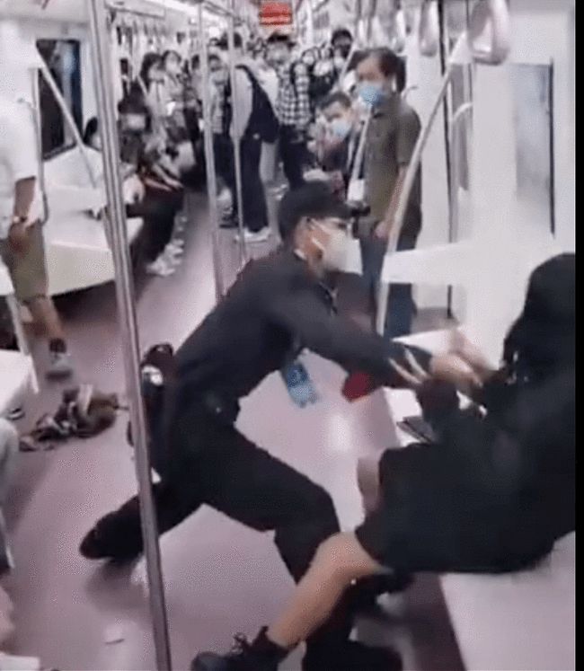 什么是处理地铁乘客纠纷的正确姿势地铁拖拽女乘客7人受处理