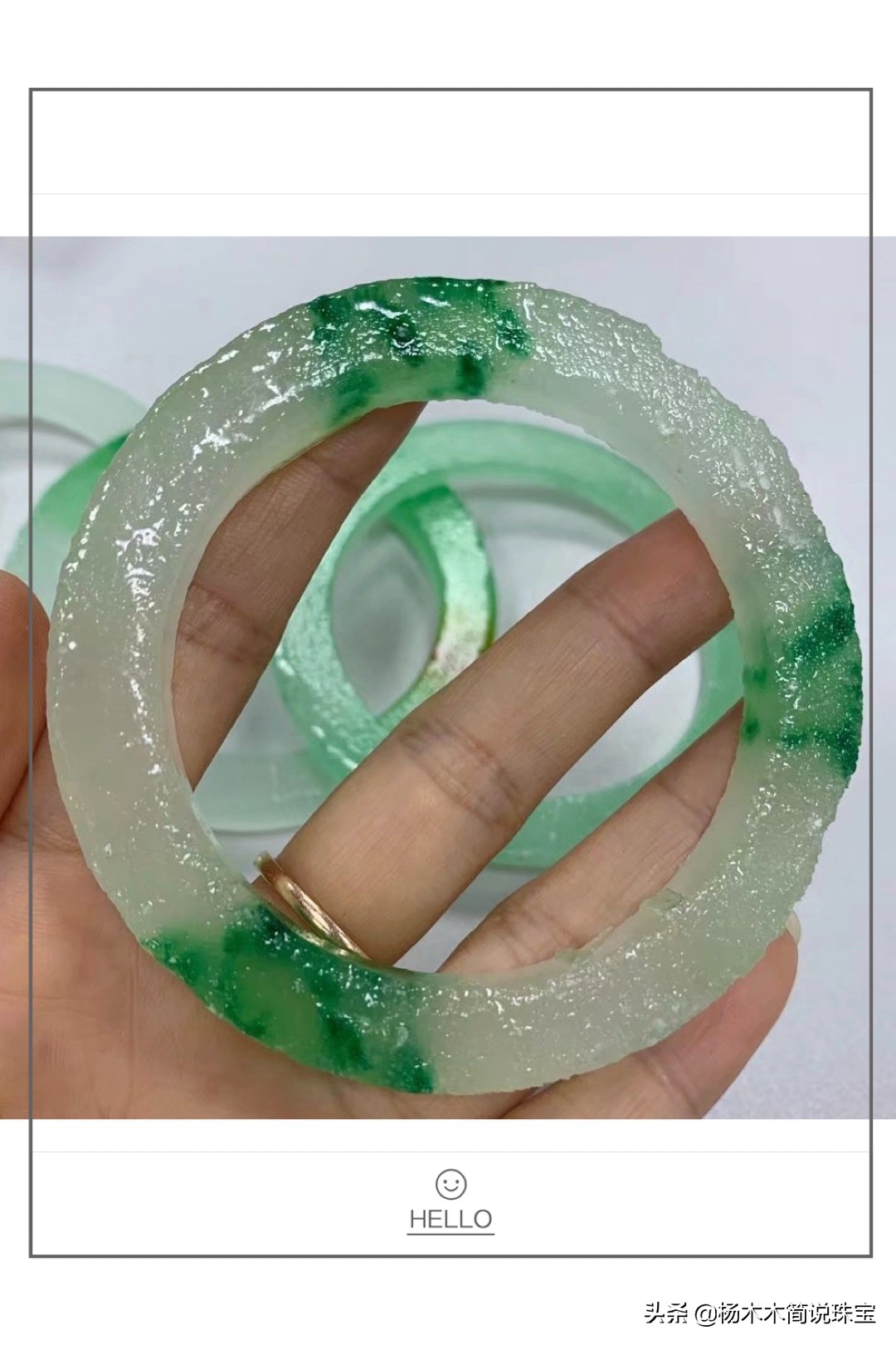 染色的手镯毛胚,在染色前大多已经酸洗注胶