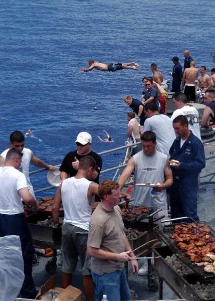 美军航母上的生活有多休闲？钓鱼，烧烤蹦迪看演唱会