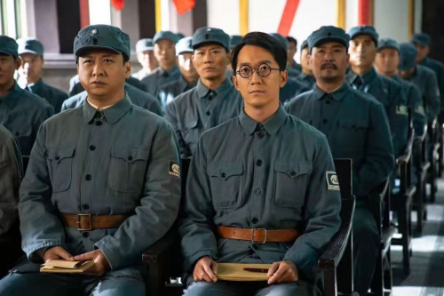 在《大浪淘沙》出演历史中的人物特别是领袖人物,"真"是基本不可能