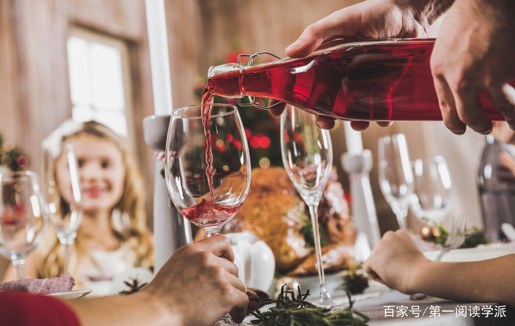 酒局上，你要先敬谁才不失礼貌？