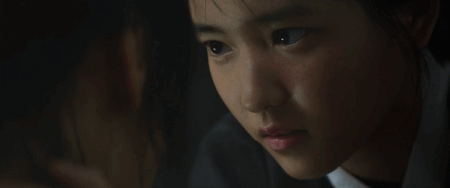 在将秀子小姐送进精神病院之后,又安插了一个女小偷到小姐身边做女仆