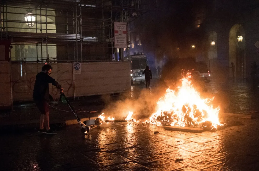 疫情第二波来袭!意大利二次封城 万人上街打砸抢