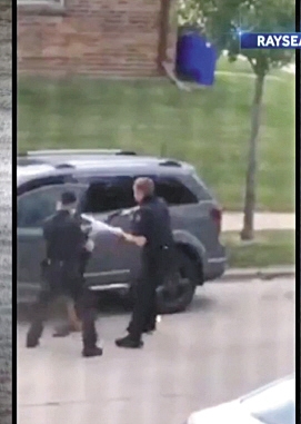 明明一手“烂牌”特朗普却打得虎虎生风？