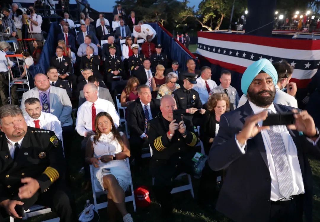 明明一手“烂牌”特朗普却打得虎虎生风？