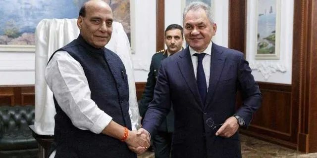 关键时刻，俄罗斯在中国背后扎刀子？