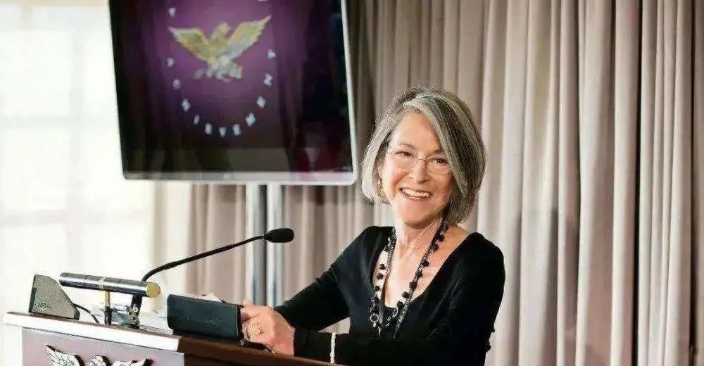 今天我们就读诺贝尔文学奖露易丝·格丽克的诗