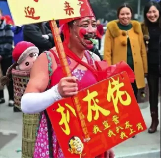 “婚礼当天被扒光、关铁笼、扔鸡蛋”