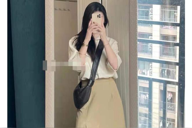 棕红色裙子与什么颜色衣服搭配？